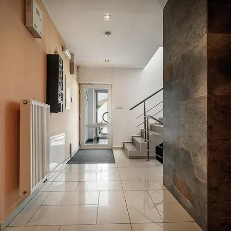 Apartment By Pyramid: Christoph *