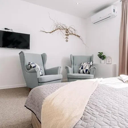 Apartment By Pyramid: Christoph *