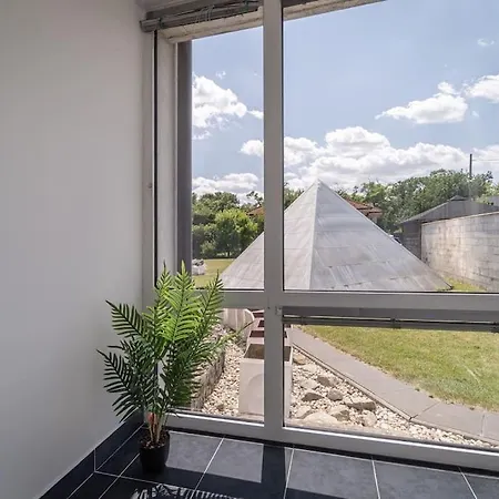 Apartment By Pyramid: Christoph